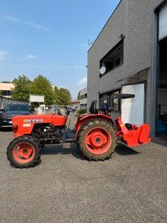 TRATTORE AGRICOLO