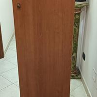 Mobiletto di colore ciliegio 