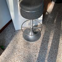 Sgabello in sky e acciaio