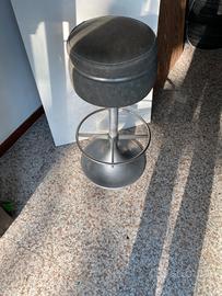 Sgabello in sky e acciaio