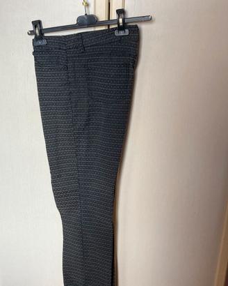 Pantaloni neri con fantasia geometrica