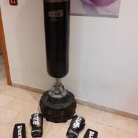 Sacco da boxe da terra con guantoni e ginocchiere