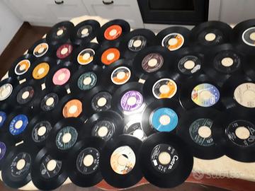 Lotto di 50 dischi in vinile senza copertina