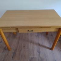 Tavolo rettangolare in legno con 4 sedie