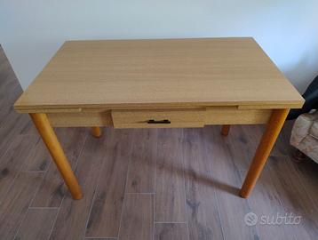 Tavolo rettangolare in legno con 4 sedie