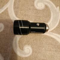 caricatore auto a due porte usb.