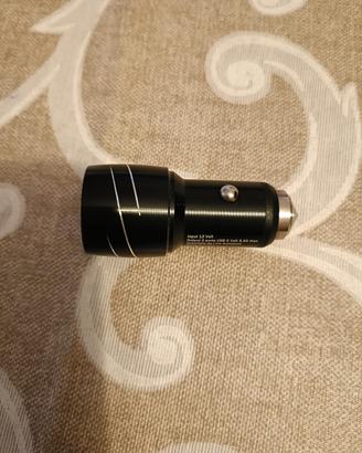 caricatore auto a due porte usb.