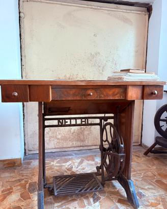 Macchina da cucire a pedale e arcolaio