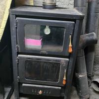 stuffa a legna  con attacco ai termosifoni 