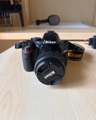 Nikon d5200 + Obiettivo 18-55mm VR e charger