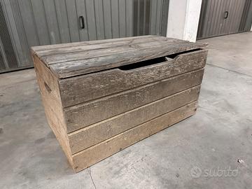 Robusta e capiente cassa in legno con coperchio