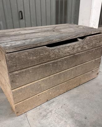 Robusta e capiente cassa in legno con coperchio