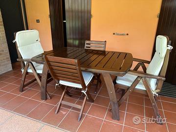 Tavolo e sedie da giardino in legno