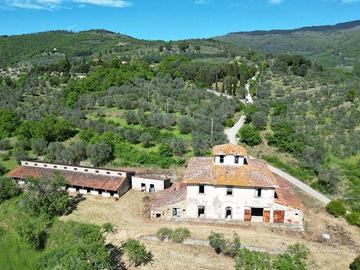 Rustico / Casale di 904 m² con più di 5 locali e b
