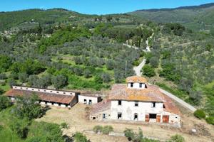 Rustico / Casale di 904 m² con più di 5 locali e b