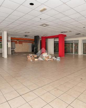 NEGOZIO A CAPRIATE SAN GERVASIO