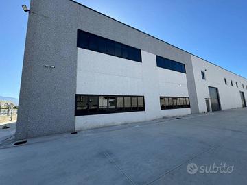 Immobile di 1100 m² con 2 locali a Nola