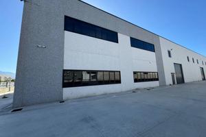 Immobile di 1100 m² con 2 locali a Nola