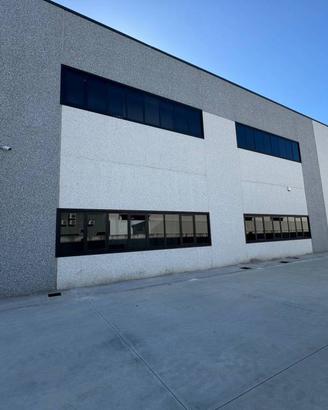 Immobile di 1100 m² con 2 locali a Nola