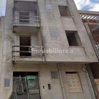 Palazzina indipendente da completare in centro a M