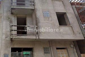 Palazzina indipendente da completare in centro a M