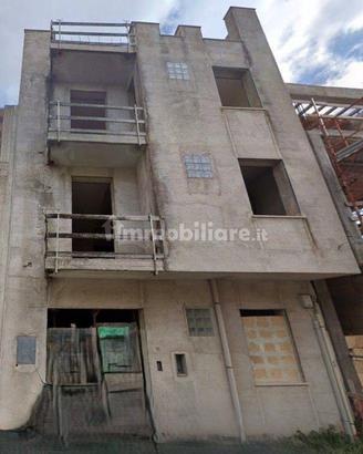Palazzina indipendente da completare in centro a M