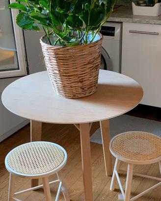 Tavolino Design con coppia sgabelli rattan