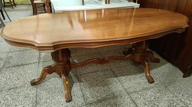 tavolo in stile classico