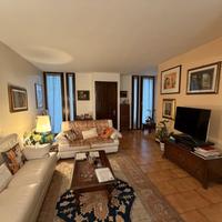 MIRA CENTRO Luminosa porzione di casa a schiera