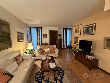 MIRA CENTRO Luminosa porzione di casa a schiera