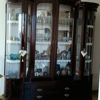 Elegante credenza in legno di mogano scuro lucido