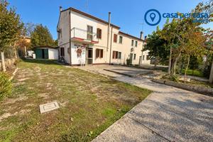 Bifamiliare con giardino e garage