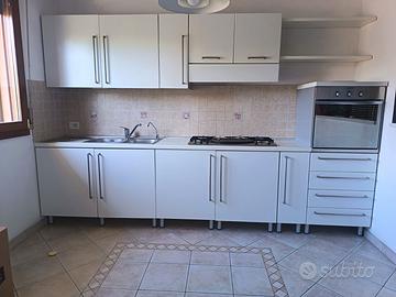 Cucina con forno e piano cottura