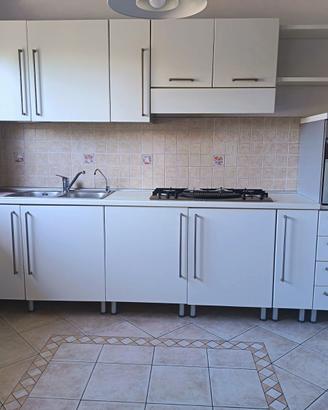 Cucina con forno e piano cottura