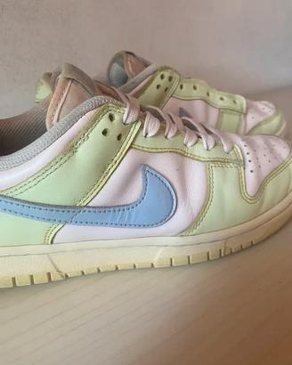 Nike Dunk colorate con lacci rosa