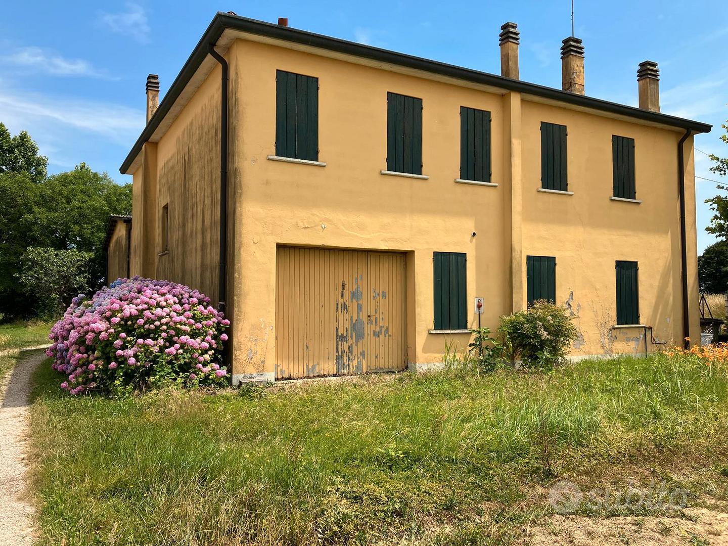 Vendita casa da ristrutturare e annesso - Vista 2