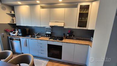 cucina con elettrodomestici 