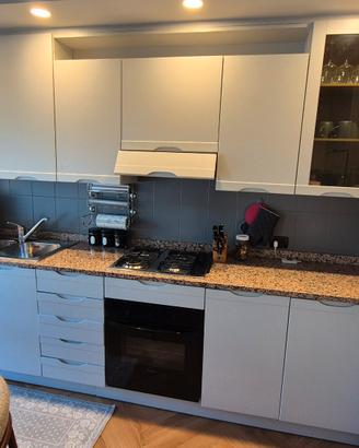cucina con elettrodomestici 