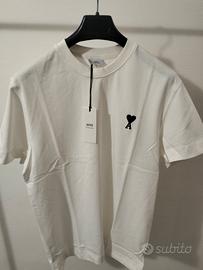 T-Shirt Ami Paris bianca varie taglie disponibili.