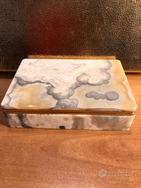 Porta gioie o porta sigarette in marmo e ottone .