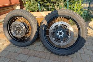 V85TT - Cerchi completi di dischi più gomme.
