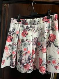 Gonna a pieghe fiorata su sfondo bianco