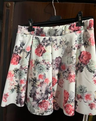 Gonna a pieghe fiorata su sfondo bianco