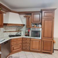 Cucina angolare con elettrodomestici