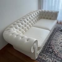 Divano bianco modello Chesterfield