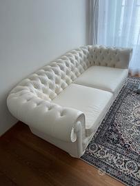 Divano bianco modello Chesterfield