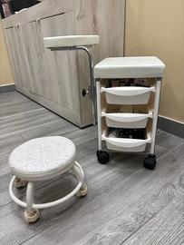 Mobile e sgabello basso per studio estetico medico