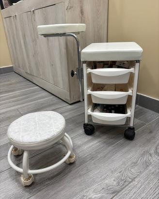 Mobile e sgabello basso per studio estetico medico