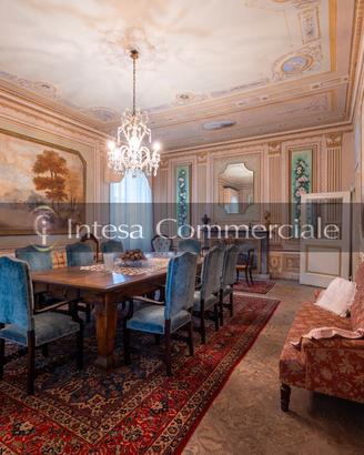 Palazzo storico con B&B, ristorante e vigneto
