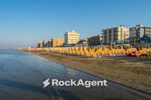 Palazzo / Stabile di 550 m² con più di 5 locali a 